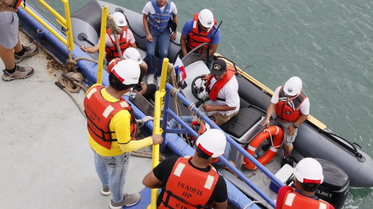People attending a recruitment and training session at INADEH's Panama Pacífico headquarters