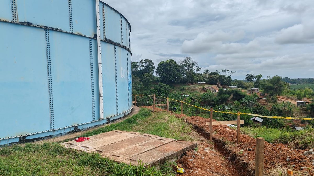Construction work on water infrastructure in Bocas del Toro, Panama, with pipes and equipment at a project site