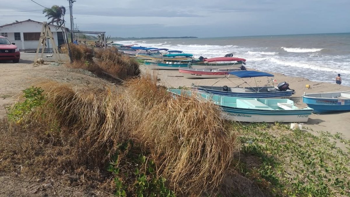 Waves breaking along Panama's Pacific coast near a beach during rough sea conditions