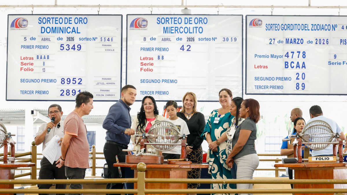 A lottery draw display or winning number board associated with Panama's National Lottery Sunday results