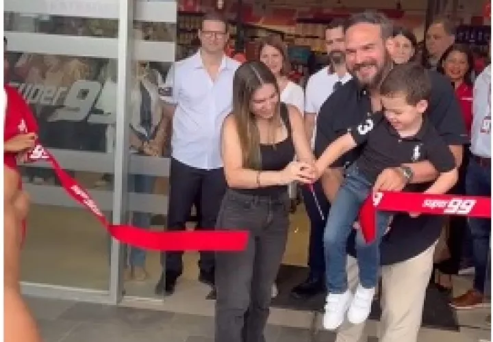 A modern Super 99 supermarket exterior in Soná, Veraguas, with a newly opened storefront and parking area