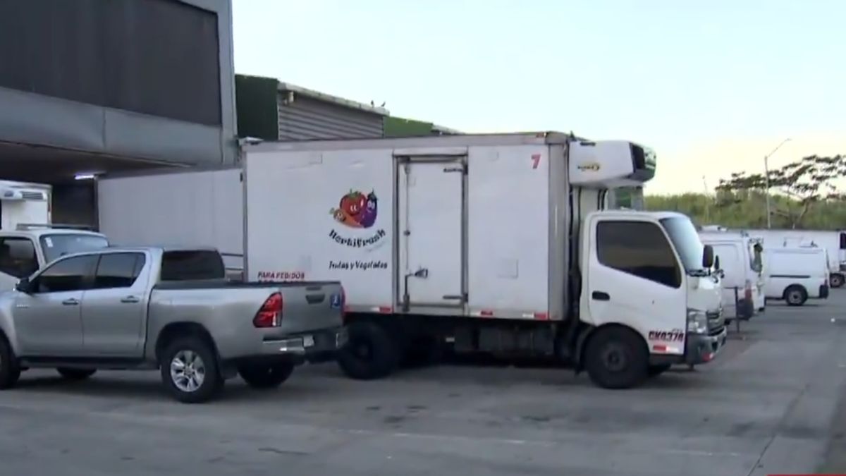 A cargo truck and a small fishing boat representing Panama’s fuel subsidy platform for transport and artisanal fishing