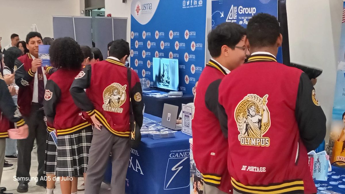 Students and career fair attendees speaking with exhibitors about university programs and emerging job opportunities in Panama