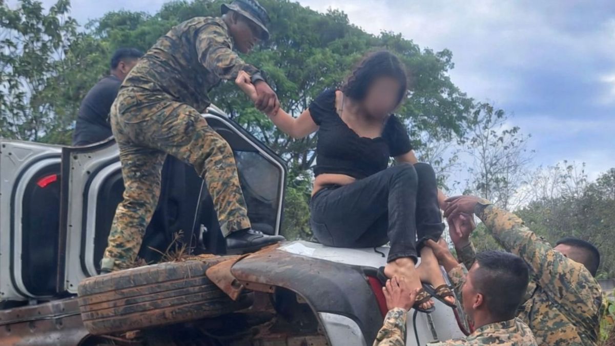 Rescue personnel assisting passengers after a vehicle rollover on the Pan-American Highway in Chiriquí