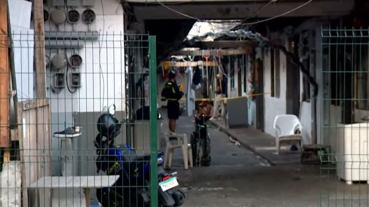 Police tape and emergency response vehicles in a dense urban neighborhood in Panama City after a shooting
