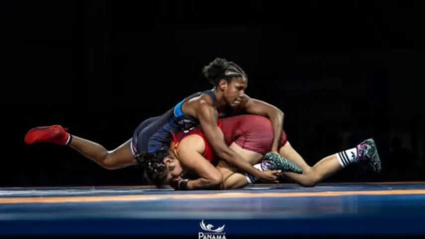 Panamanian wrestler Yumaira Russell competing in a wrestling match at the South American Youth Games