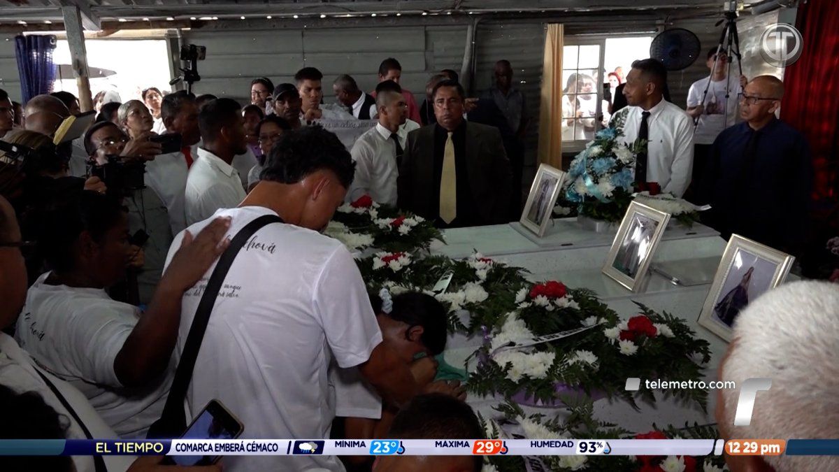 Mourners gathered at a funeral service in Panama to honor four members of the López Reina family after a fatal crash in Cabuya de Chame
