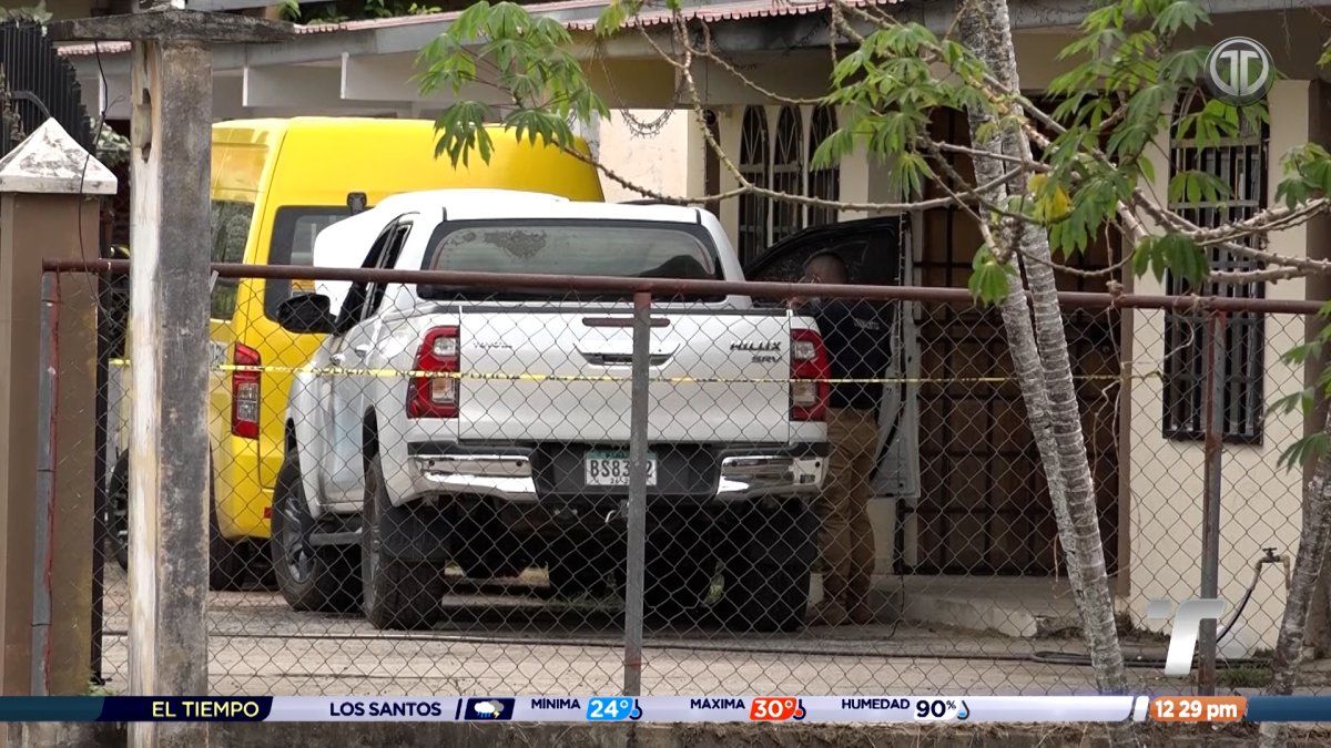 Police or investigators near a residence in Santiago de Veraguas where vehicles were set on fire