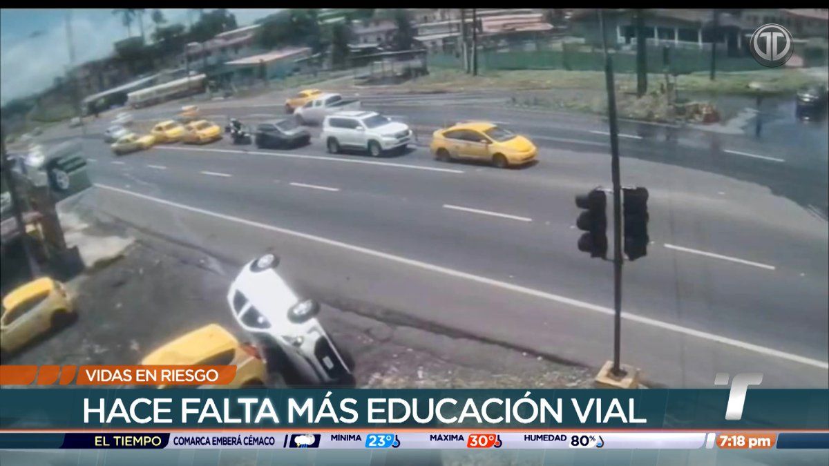 Emergency responders at the scene of a serious road accident on a Panamanian highway with damaged vehicles nearby