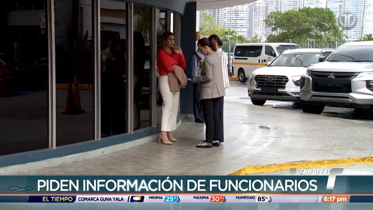 Panamanian lawmakers or government officials outside the Comptroller General's office in Panama City