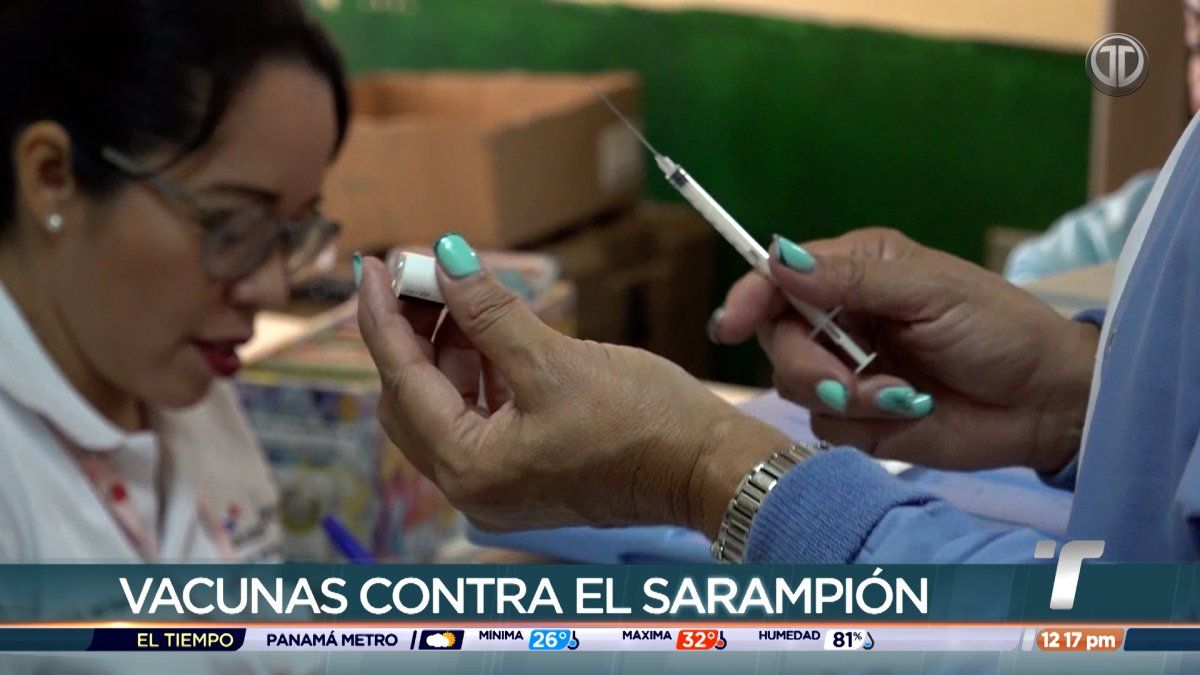 A health worker preparing a measles vaccine dose in a Panama clinic