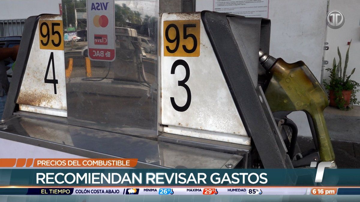 Drivers at a gasoline station in Panama preparing to pay higher fuel prices at the pump