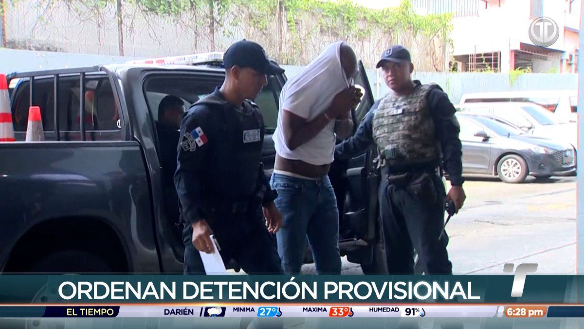 A courthouse setting in Panama with legal officials and police presence during a criminal hearing