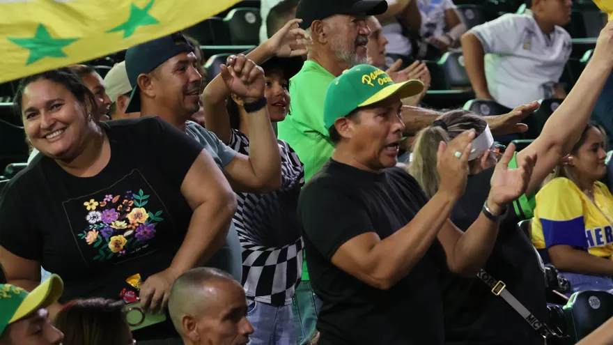 Fans filling stadium seats during a Panamanian national baseball championship game