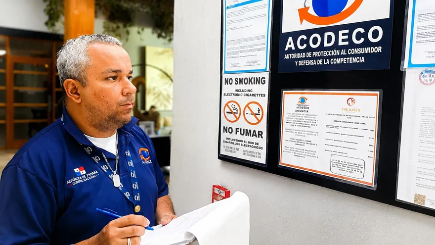 A senior shopper in Panama speaking with a store employee about a discounted purchase