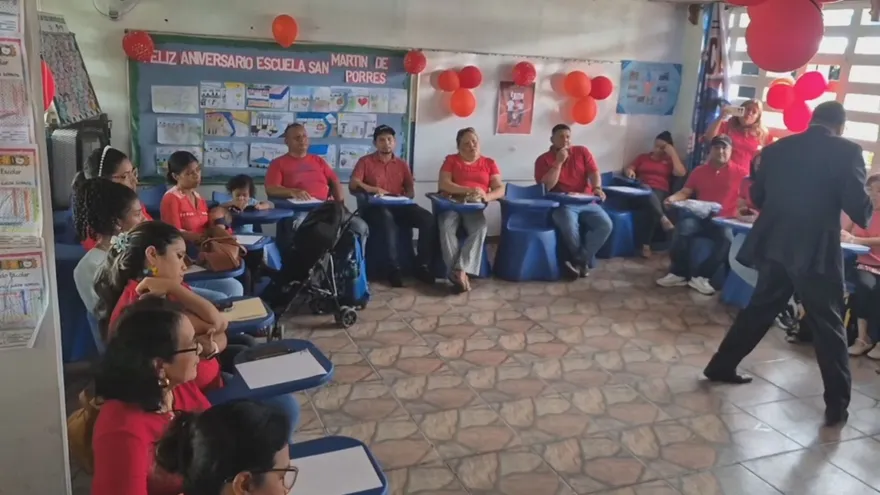 Teachers and parents gathered at a school in Santiago, Panama, discussing student coexistence and bullying prevention