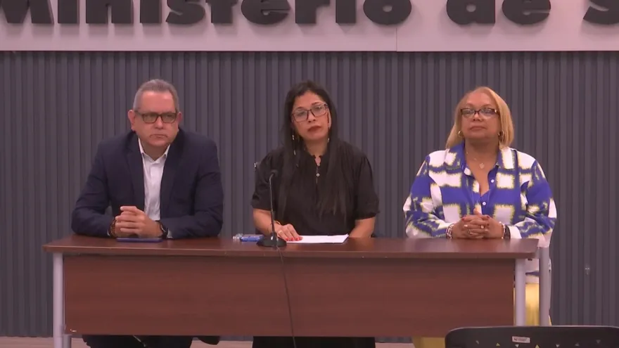 Health officials discussing measles prevention and vaccination in Panama