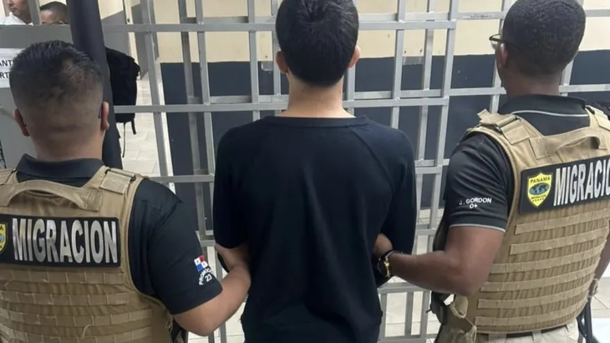 Migration officers in Panama carrying out an enforcement operation at a checkpoint or airport