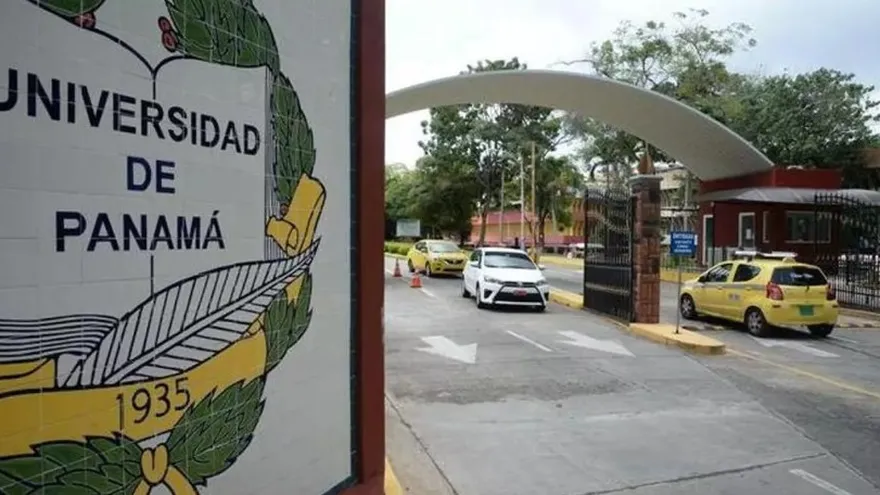Students walking near the University of Panama campus during an admissions period