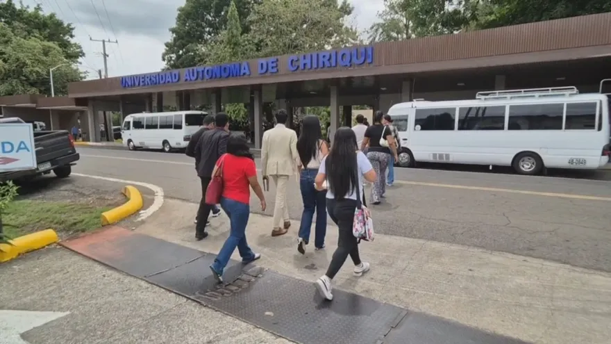 Students and faculty gathered outside the UNACHI rector’s office during a nighttime vigil in Chiriquí