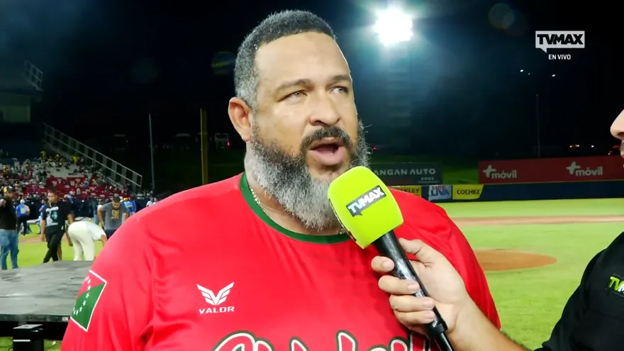 A provincial baseball manager standing near the dugout during a Panama Béisbol Mayor game in Chiriquí