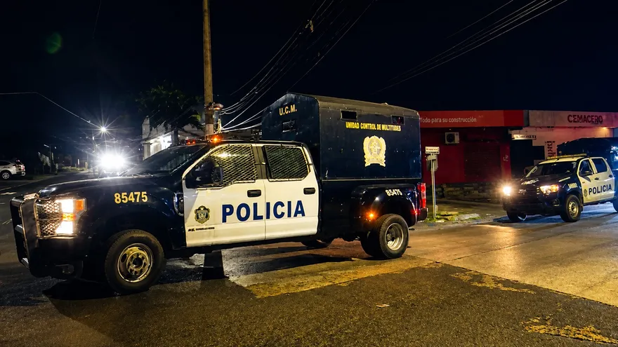 Police officers and municipal authorities monitoring a street in David, Chiriquí, during a nighttime security operation