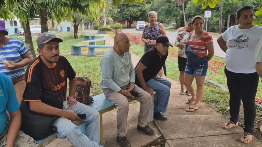 Residents in a Chiriquí neighborhood discussing prolonged interruptions in potable water service