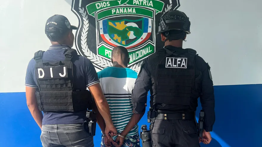 Police presence during an operation in Colón, Panama, with officers carrying out arrests in a city area