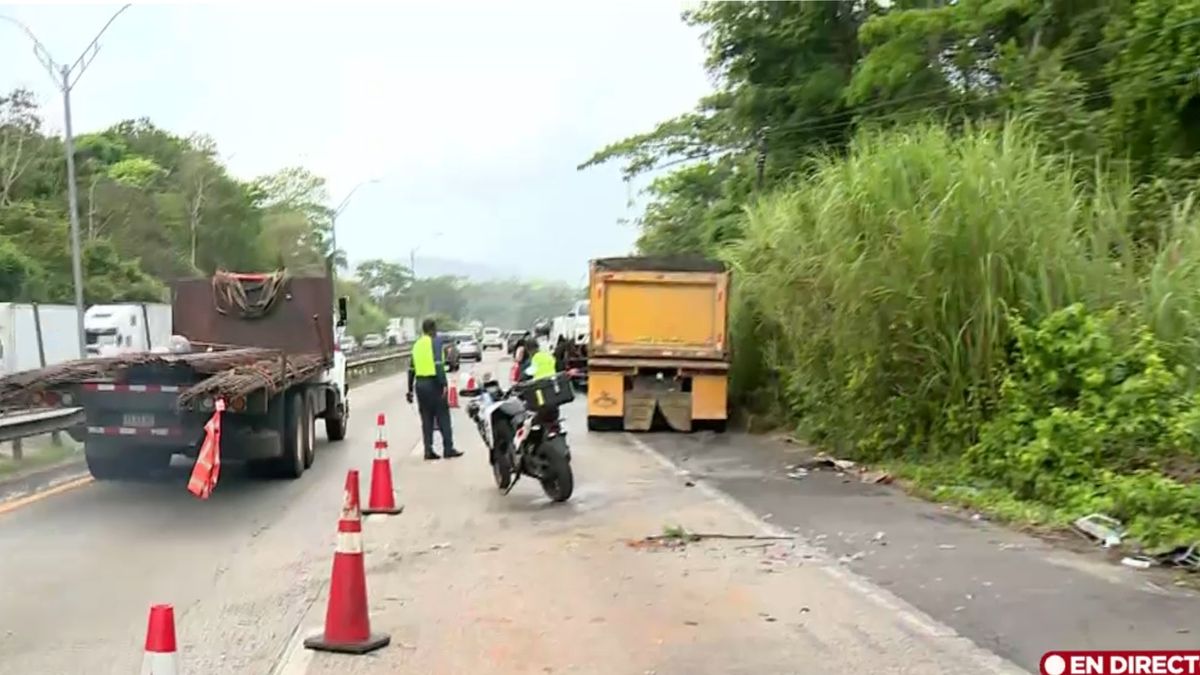 Vehicles slowed in heavy traffic on Vía Centenario after a multi-car collision near La Chorrera