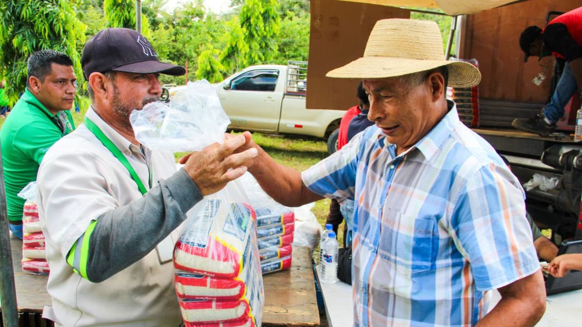 Shoppers browsing fresh produce at an Agro-Fair organized by Panama's Institute of Agricultural Marketing