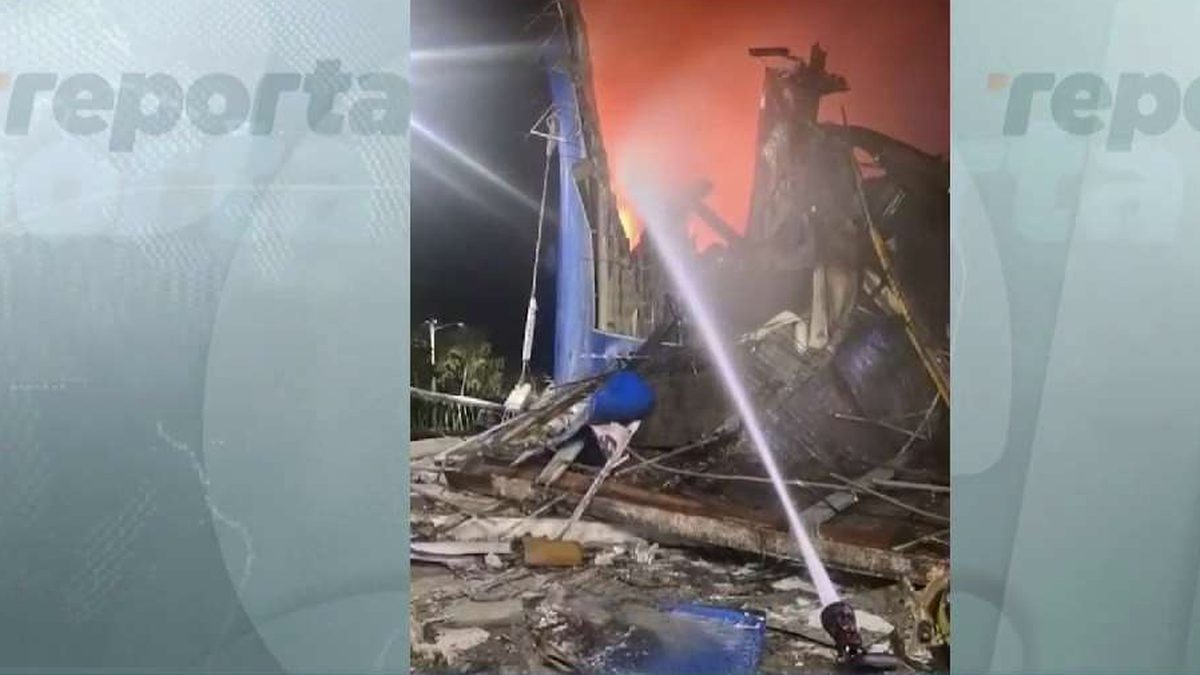 Firefighters responding to a warehouse fire in Panama Oeste, with smoke rising from a storage facility