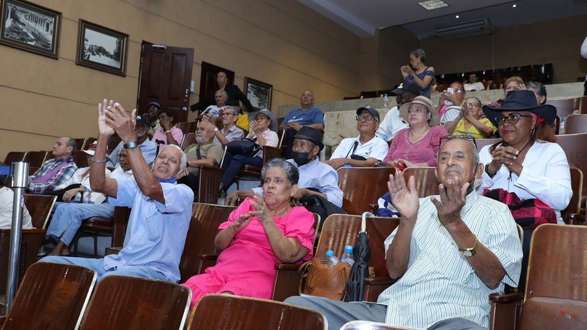 Older retirees and pensioners waiting near a Social Security Fund office in Panama for their annual bonus payment