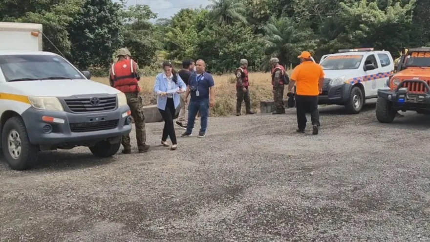 Authorities near a canal in Dolega, Chiriquí, after a drowning incident involving a student