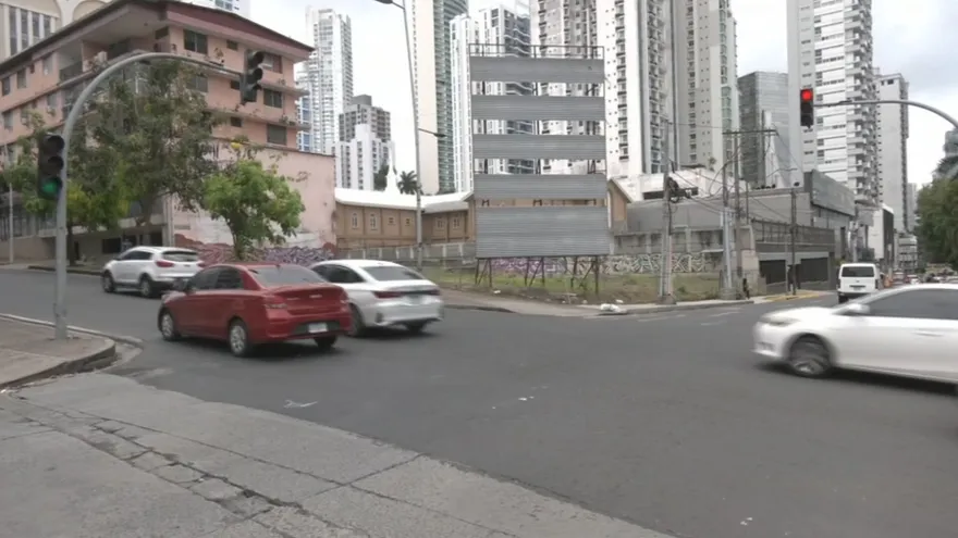 A busy intersection in Panama City with traffic lights and vehicles during heavy congestion