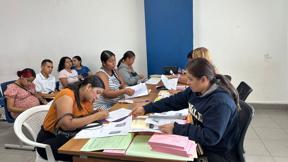 Students and parents preparing scholarship application documents during an education assistance process in Panama