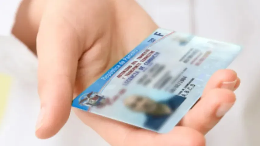 A Panamanian driver’s license shown next to a smartphone representing the new digital license system