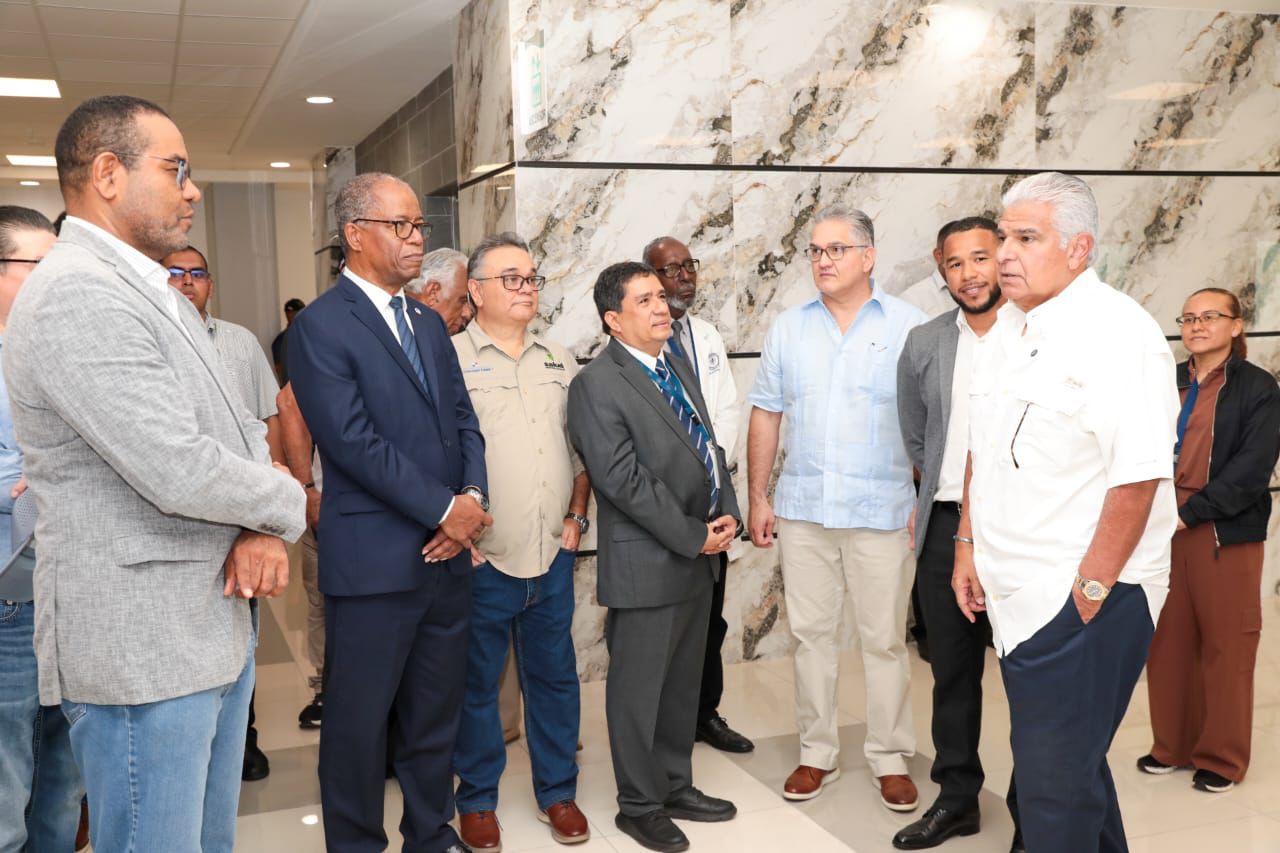 Doctors and hospital officials inside Manuel Amador Guerrero Hospital in Colón during a visit to recognize the first brain tumor surgery performed there