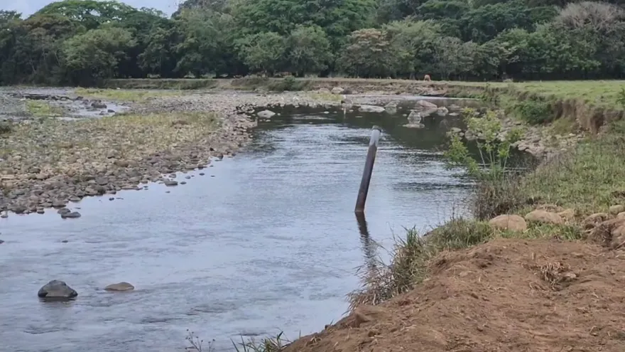 A river channel in Panama’s San Félix district with exposed banks and water flowing unevenly after diversion activity