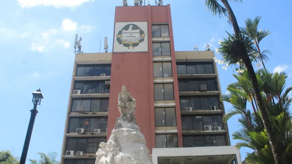 Students walking across the University of Panama campus during an admissions period