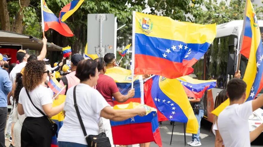 Migrants waiting at a transportation point in Panama as authorities organize voluntary return flights for Venezuelans