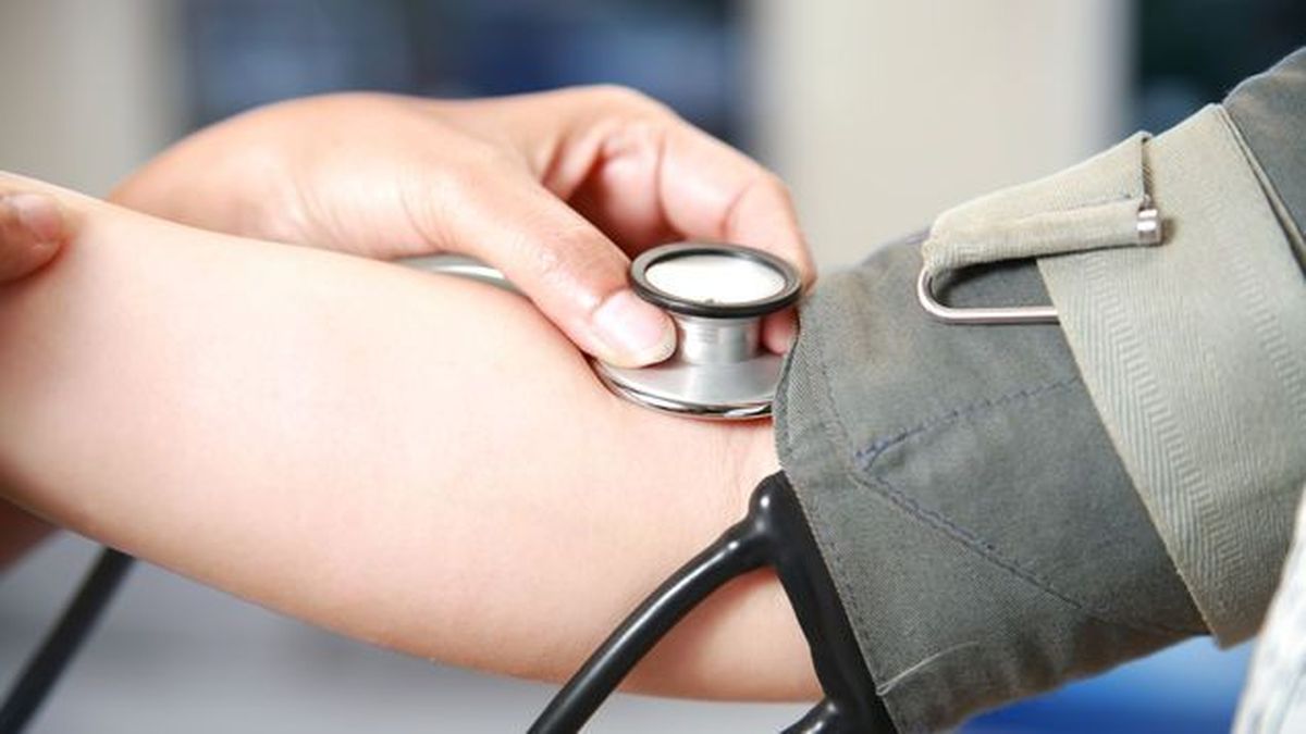 A doctor checking a patient’s blood pressure in a Panama clinic as health officials warn about hypertension and diabetes