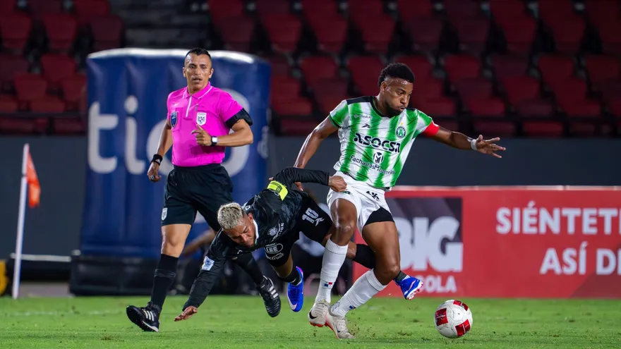 Two Panama football teams preparing for a decisive LPF Clausura match under stadium lights
