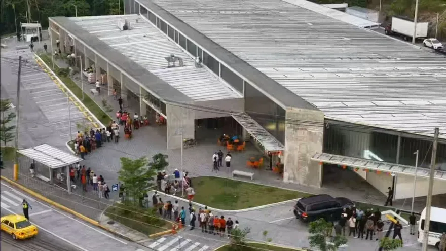 Shoppers buying affordable staple foods at a permanent IMA store in Alcalde Díaz, Panama
