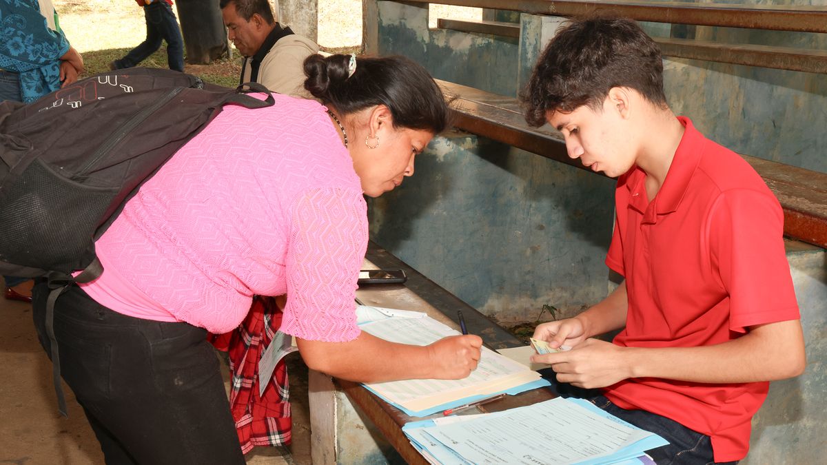 Students or applicants lining up to submit documents for IFARHU scholarship processing in Panama