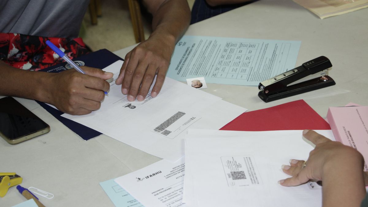 Students and parents submitting documents at a scholarship office in Panama province