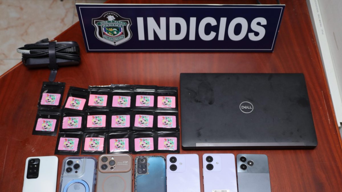 Police investigators reviewing evidence in a fraud case involving fake bank identities and online money transfer scams in Panama