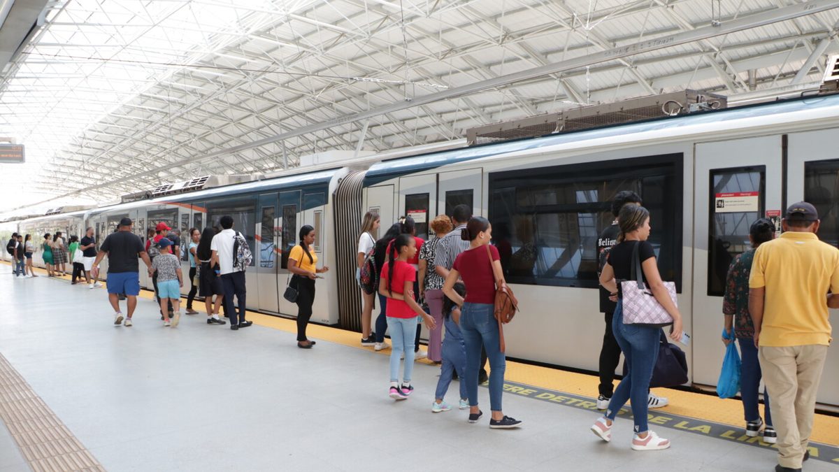 Commuters waiting on a platform inside the Panama Metro system during a busy rush-hour period