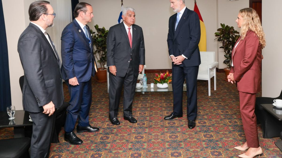 President José Raúl Mulino speaking with King Felipe VI during a diplomatic meeting about trade and investment