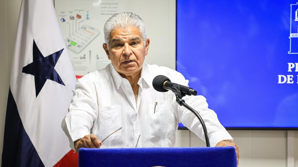 President José Raúl Mulino speaking at a podium about government spending and public service staffing in Panama