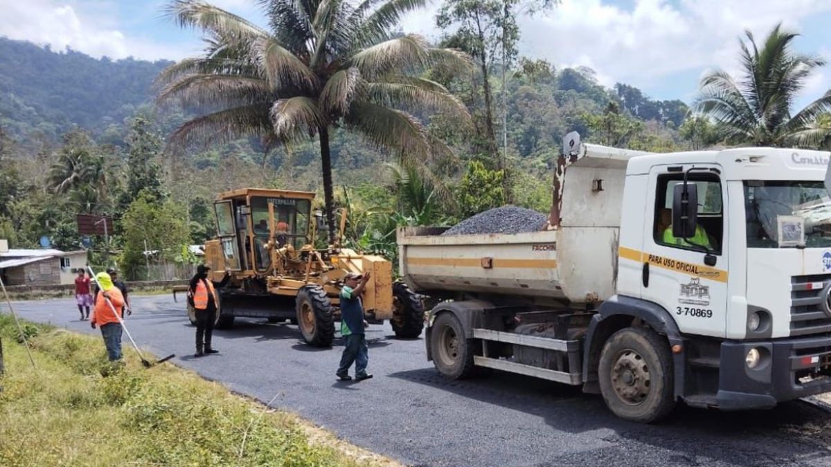 Traffic cones and roadwork signs at an intersection in Changuinola during maintenance work
